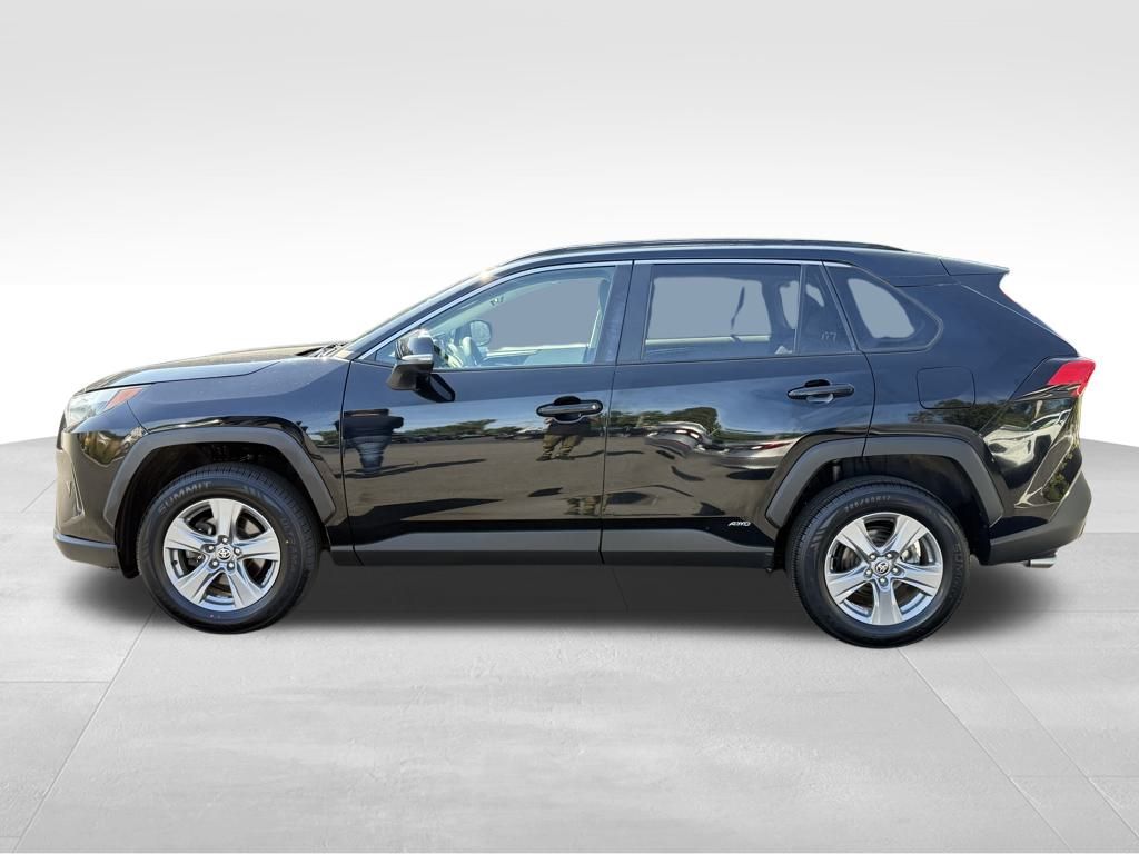 2022 Toyota RAV4 Hybrid XLE photo 2