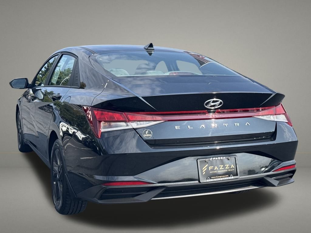 2023 Hyundai Elantra SEL photo 3