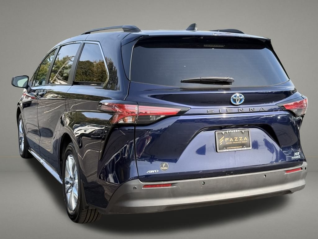 2022 Toyota Sienna XLE photo 3