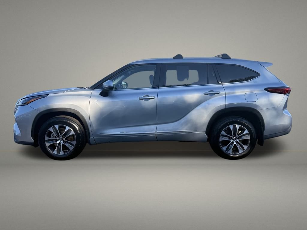 2022 Toyota Highlander XLE photo 2