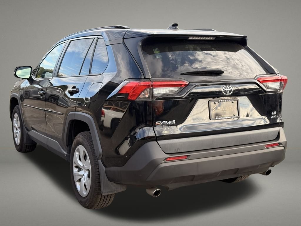 2021 Toyota RAV4 LE photo 2