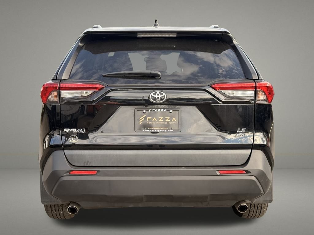 2021 Toyota RAV4 LE photo 3