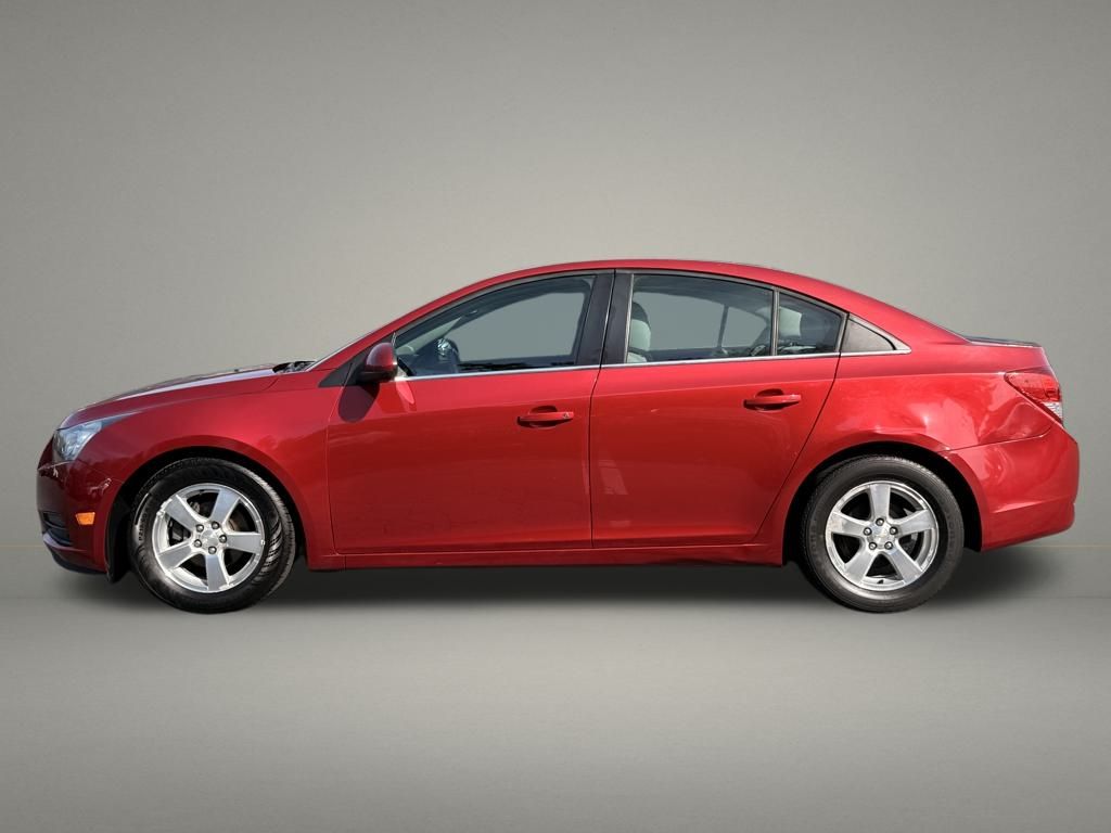 2013 Chevrolet Cruze photo 2