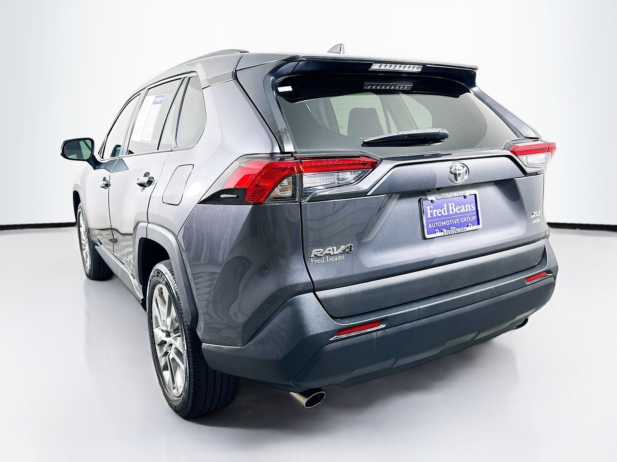 2021 Toyota RAV4 XLE Premium photo 3