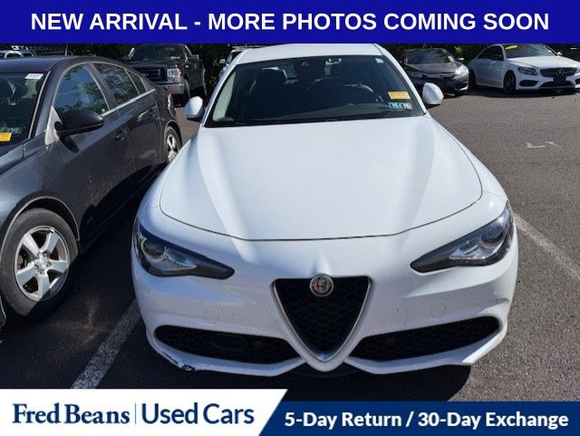 2018 Alfa Romeo Giulia Base photo 2