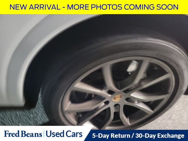 2023 Porsche Cayenne Platinum Edition photo 3