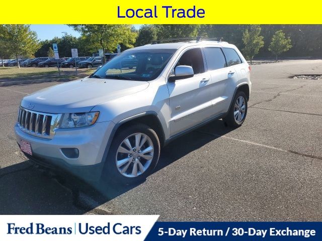 2011 Jeep Grand Cherokee Laredo Anniversary Edition photo 2