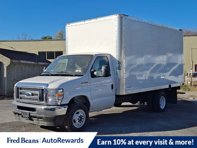 2025 Ford E-450 Cutaway photo 2