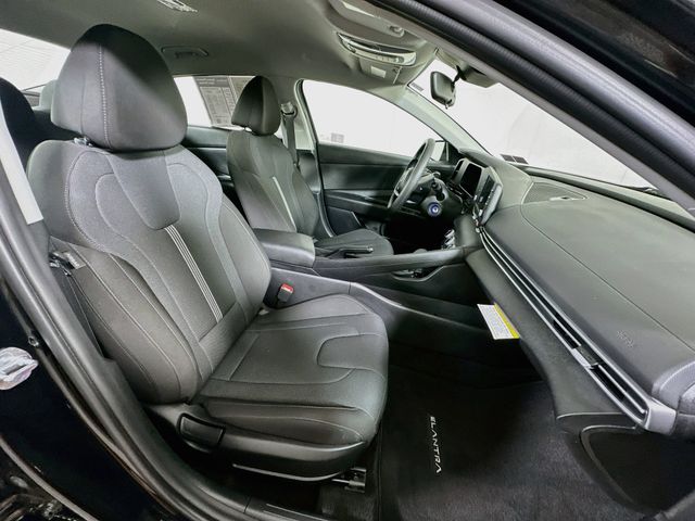 2025 Hyundai Elantra SE - Photo 30