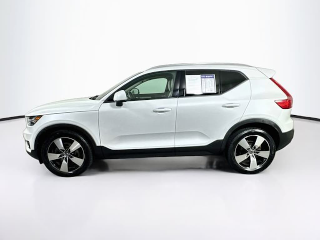 Used 2021 Volvo XC40 Momentum SUV