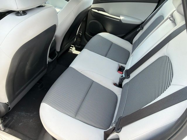 2023 Hyundai Kona SE - Photo 18
