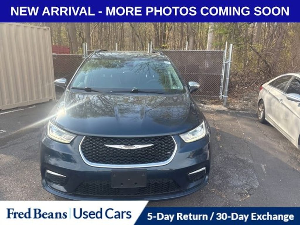 Used 2023 Chrysler Pacifica Limited Minivan/Van