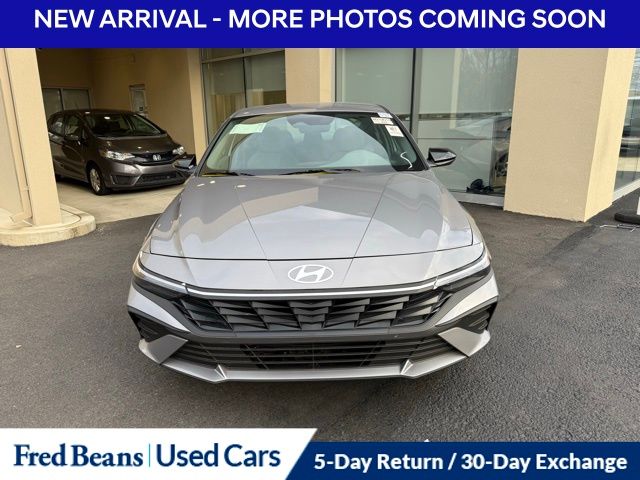 2025 Hyundai Elantra SEL Sport photo 2