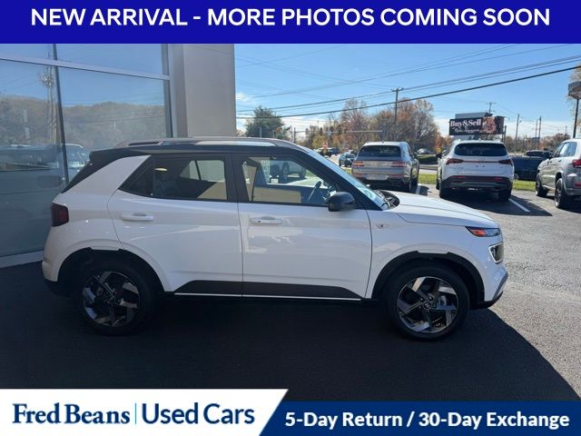 2024 Hyundai Venue Limited photo 2