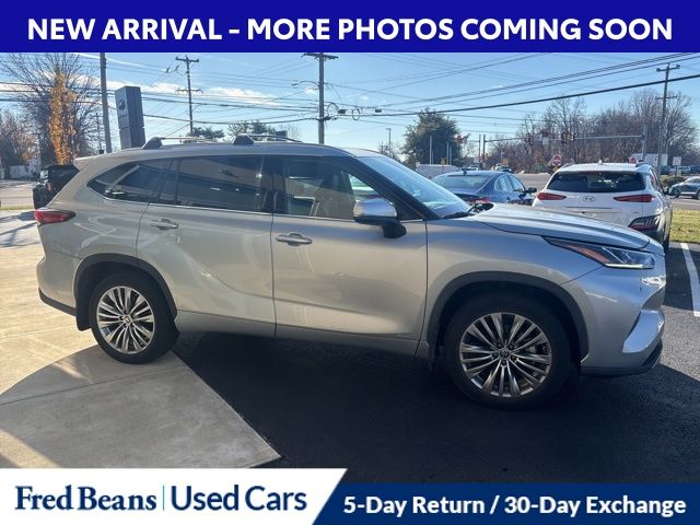 2022 Toyota Highlander Hybrid Platinum photo 3