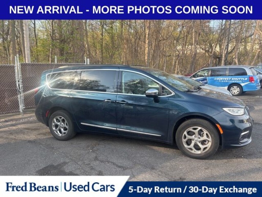 Used 2023 Chrysler Pacifica Limited Minivan/Van