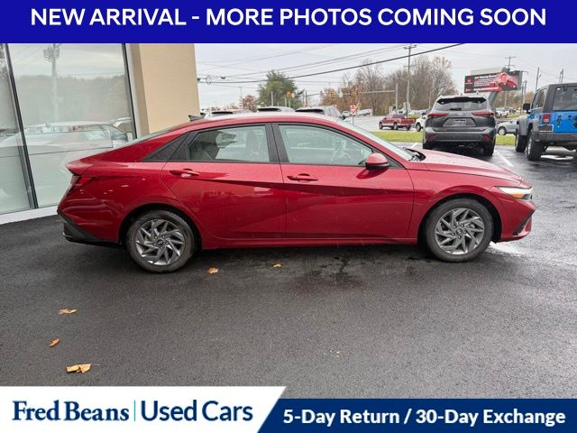 2024 Hyundai Elantra SEL photo 3