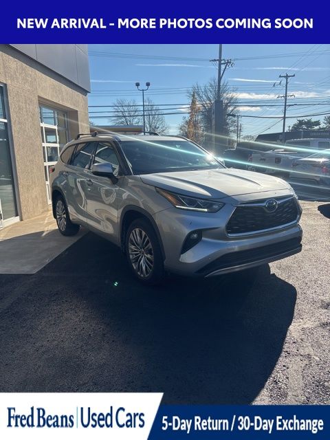 2022 Toyota Highlander Hybrid Platinum photo 2