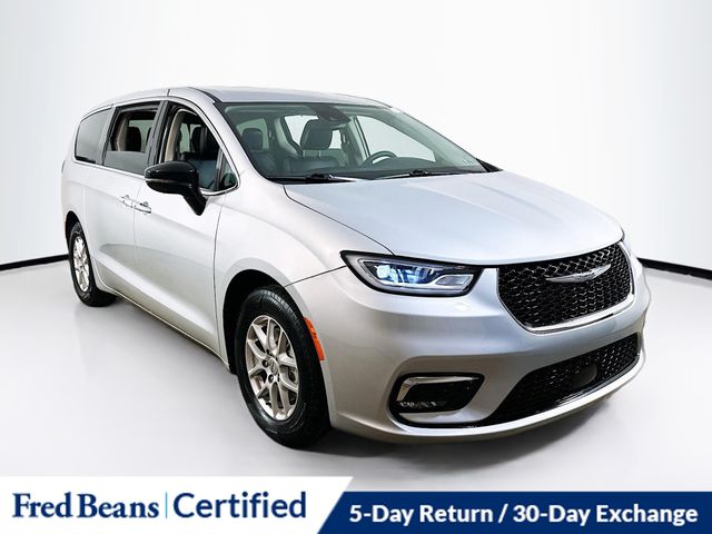 2024 Chrysler Pacifica Touring L's photo