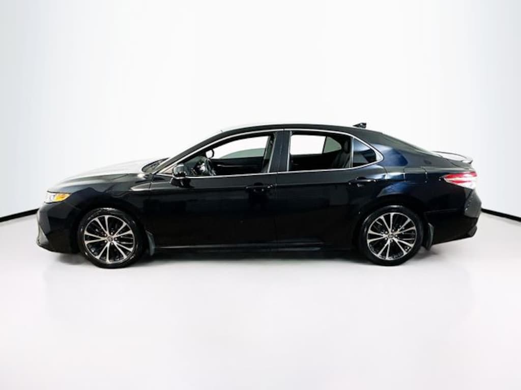 Used 2020 Toyota Camry SE Sedan