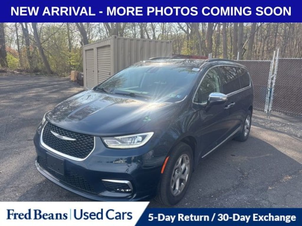 Used 2023 Chrysler Pacifica Limited Minivan/Van