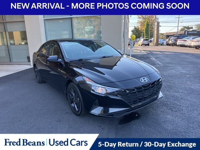 2023 Hyundai Elantra SEL photo 3