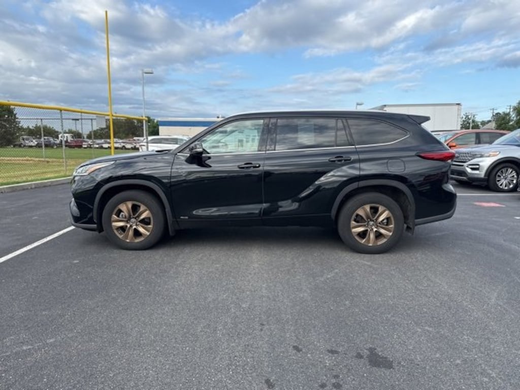 Used 2022 Toyota Highlander Hybrid Bronze Edition Sport Utility