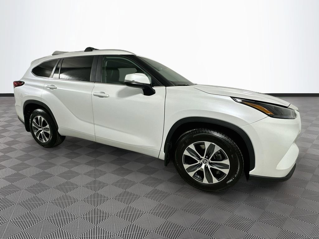 2023 Toyota Highlander XLE - Photo 8