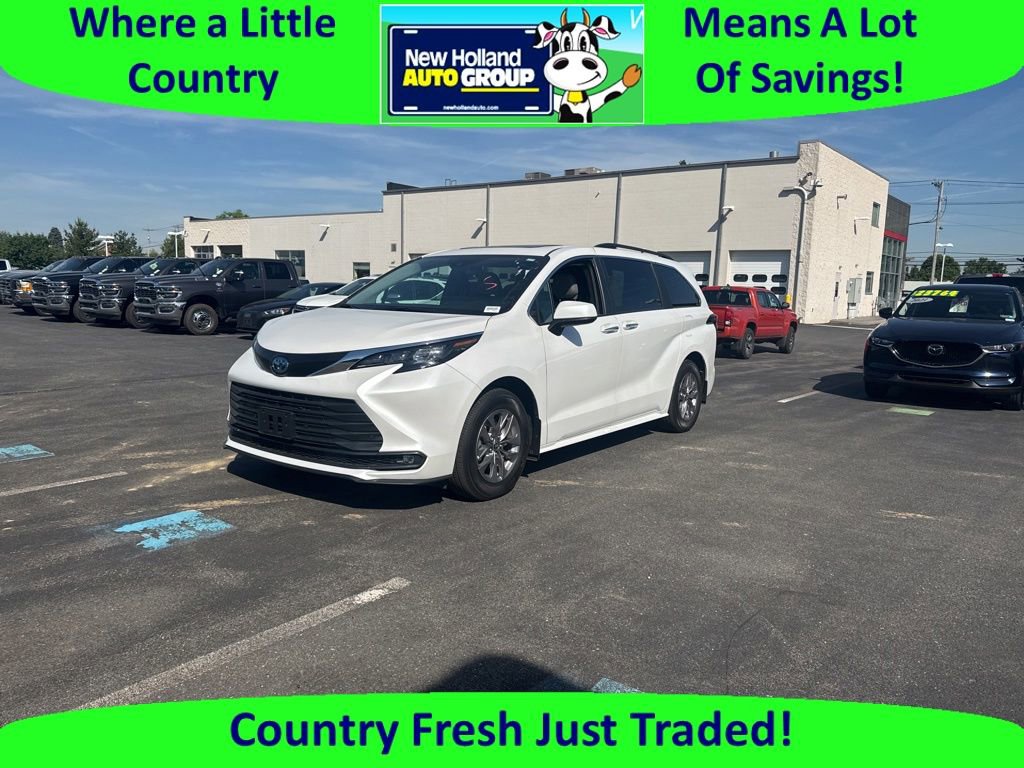 2025 Toyota Sienna XLE 7-Passenger Hybrid FWD's photo