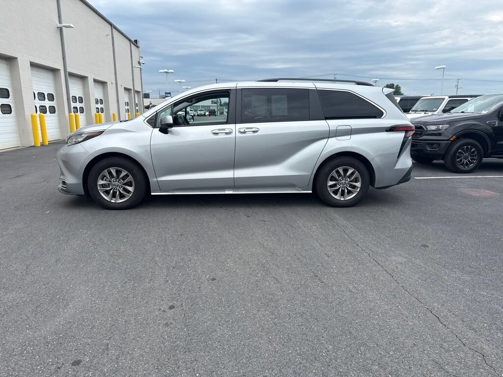 Used 2022 Toyota Sienna XLE Passenger Van