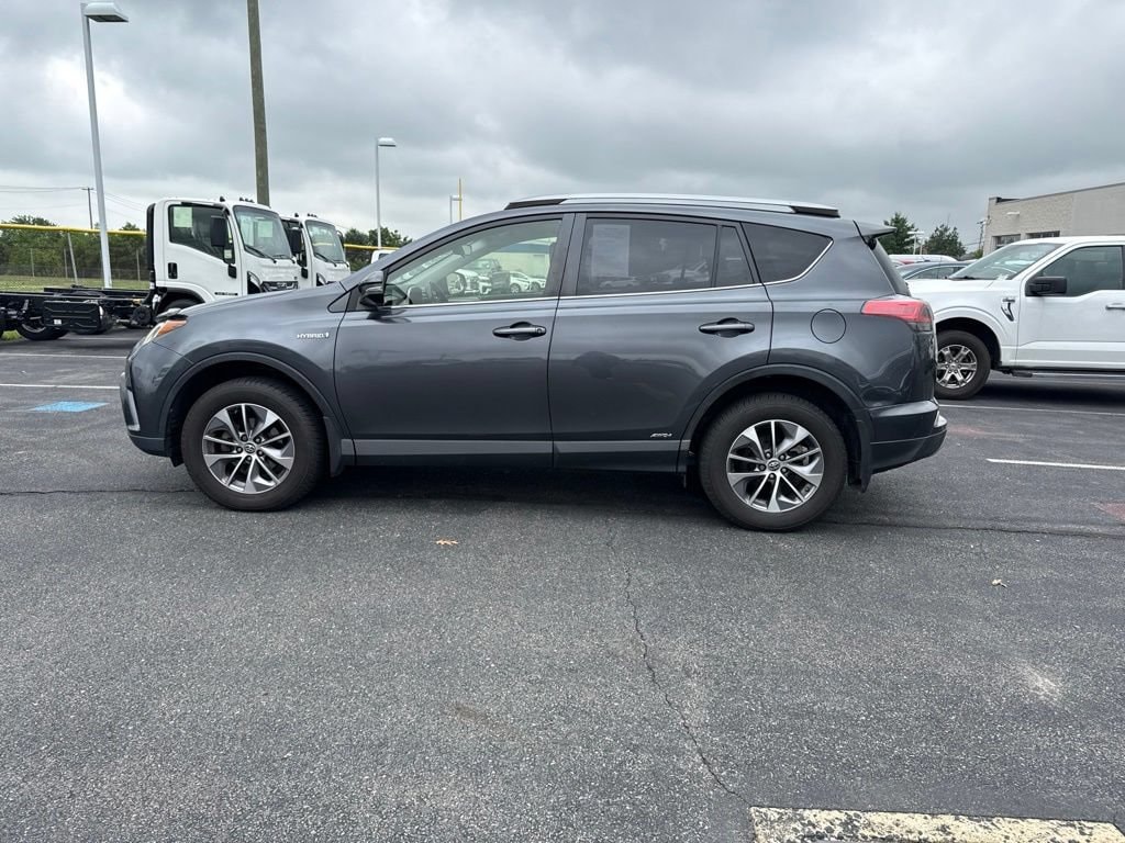 Used 2018 Toyota RAV4 XLE with VIN JTMRJREV9JD252871 for sale in New Holland, PA