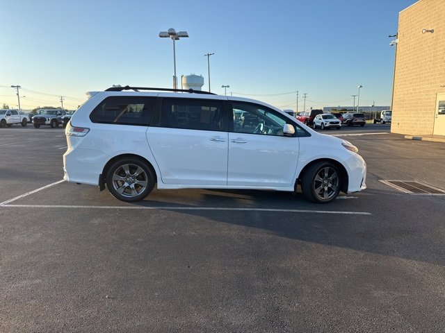 2018 Toyota Sienna SE Premium photo 3