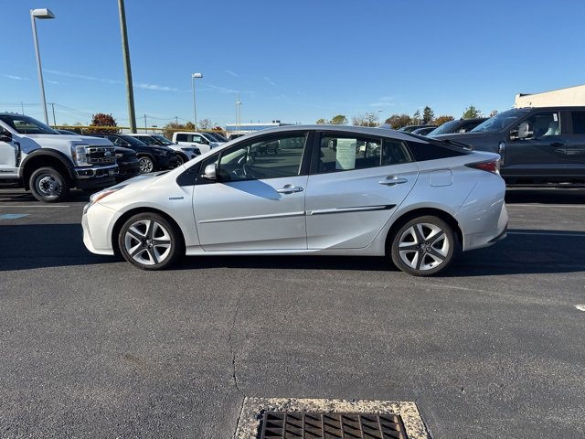 2016 Toyota Prius Three Touring photo 2