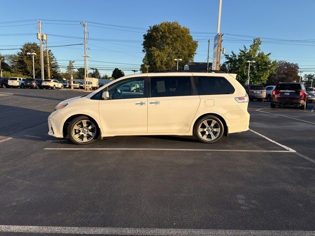 2018 Toyota Sienna SE Premium photo 2
