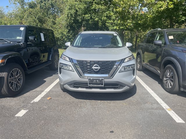 2022 Nissan Rogue SV photo 2
