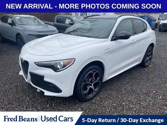 2022 Alfa Romeo Stelvio Ti Sport photo 3