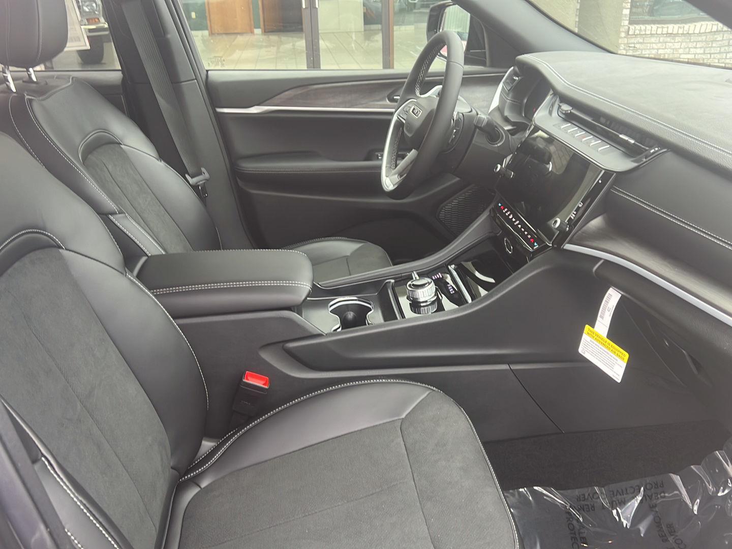 2026 Jeep Grand Cherokee Laredo - Photo 13