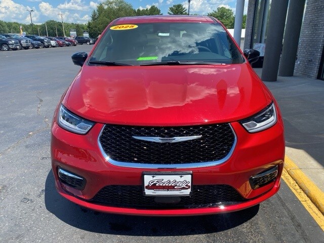 2025 Chrysler Pacifica photo 2