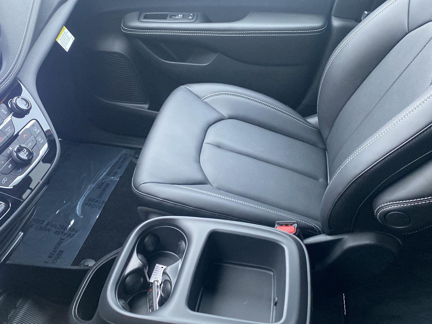 2026 Chrysler Pacifica Select - Photo 16