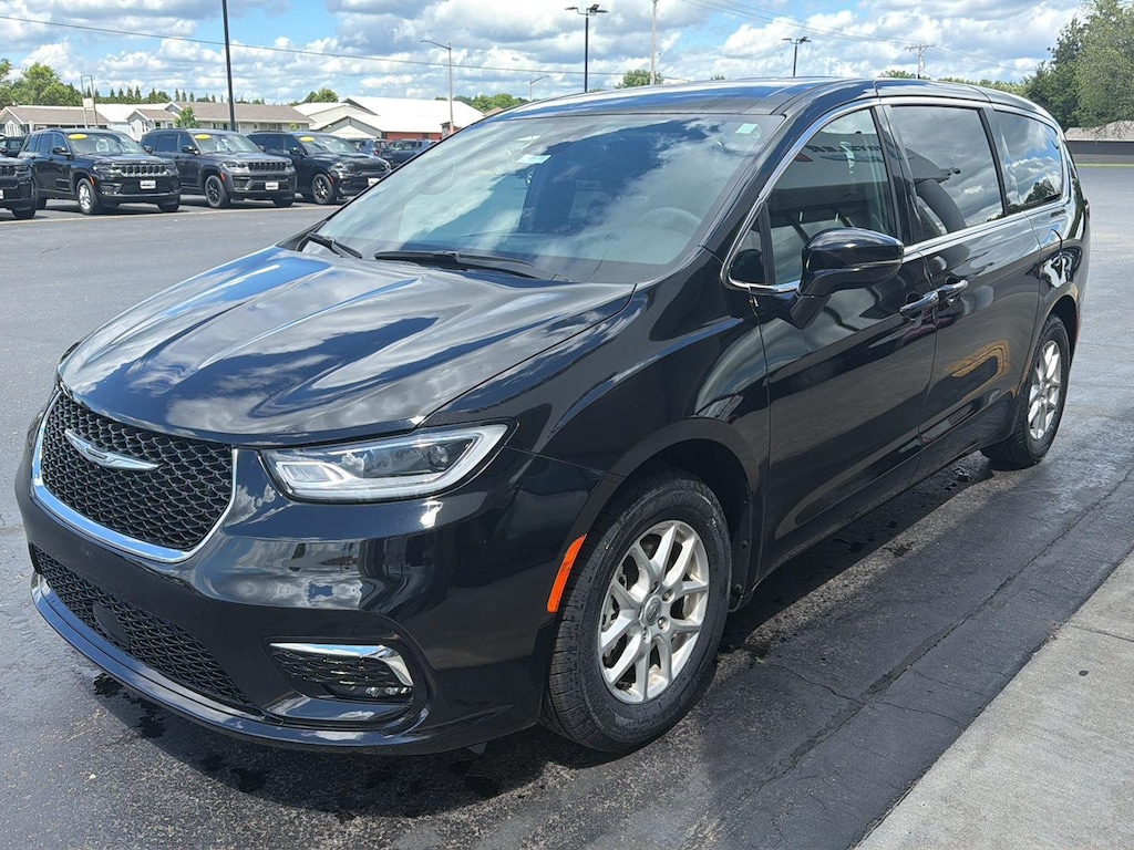 Used 2025 Chrysler Pacifica Select Van