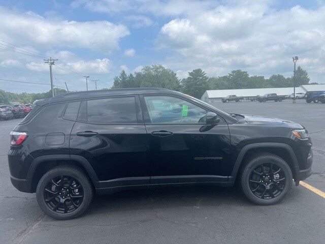 2025 Jeep Compass Latitude photo 2