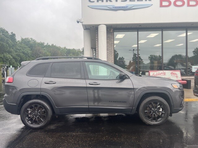 2023 Jeep Cherokee Altitude Lux photo 2