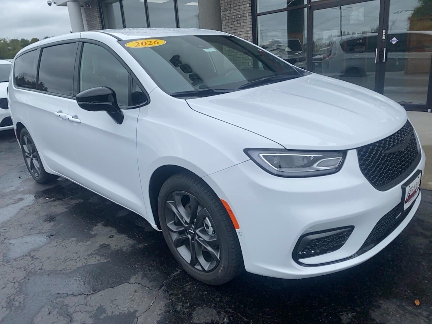 2026 Chrysler Pacifica Select's photo