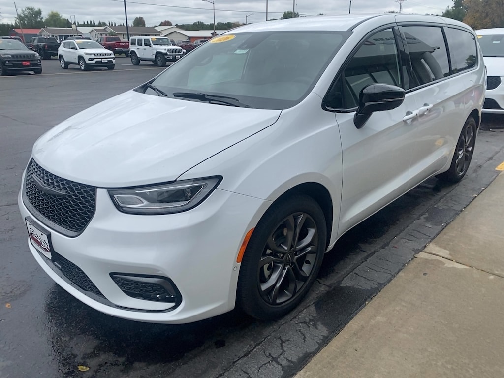 New 2026 Chrysler Pacifica Select Passenger Van