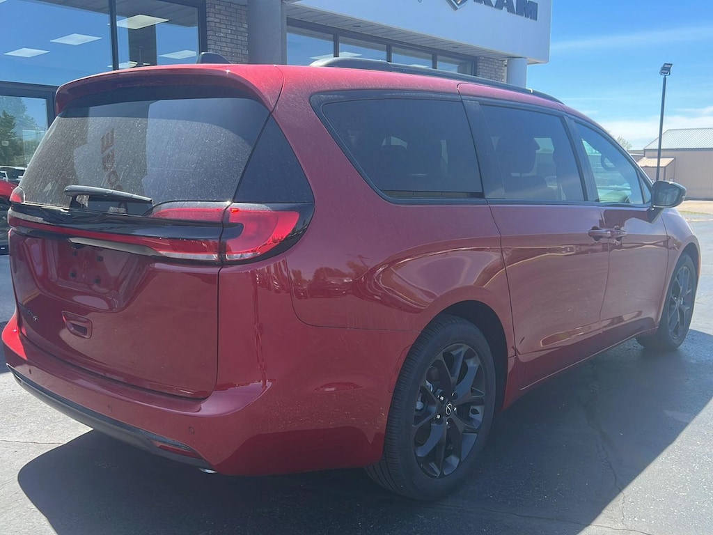 New 2026 Chrysler Pacifica Select Passenger Van