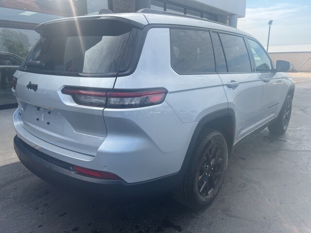 2025 Jeep Grand Cherokee Altitude photo 2