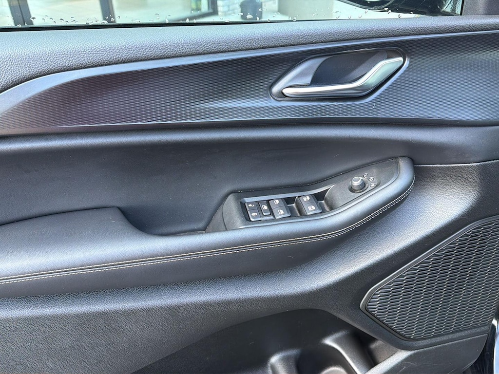 Used 2025 Jeep Grand Cherokee Altitude SUV