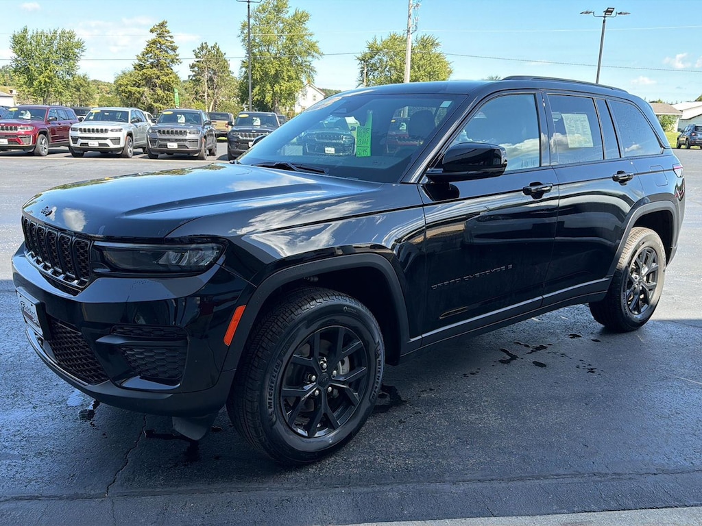Used 2025 Jeep Grand Cherokee Altitude SUV
