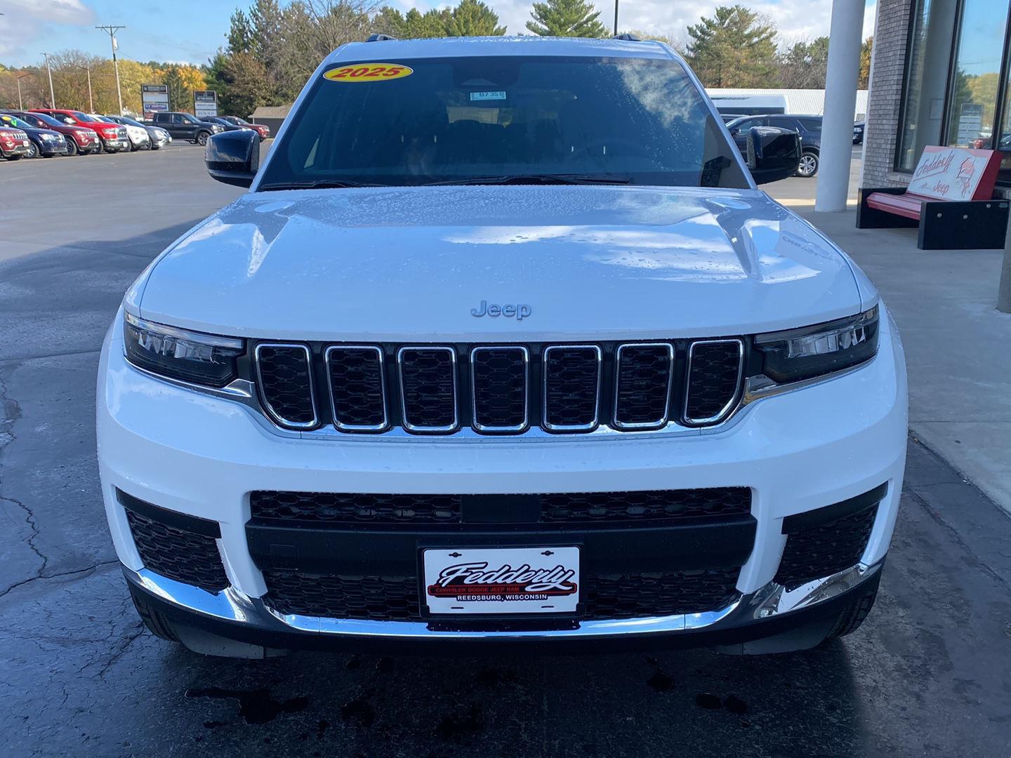 2025 Jeep Grand Cherokee Laredo X photo 2