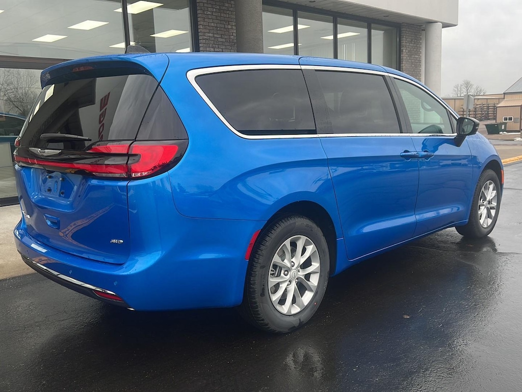 New 2026 Chrysler Pacifica Select Passenger Van